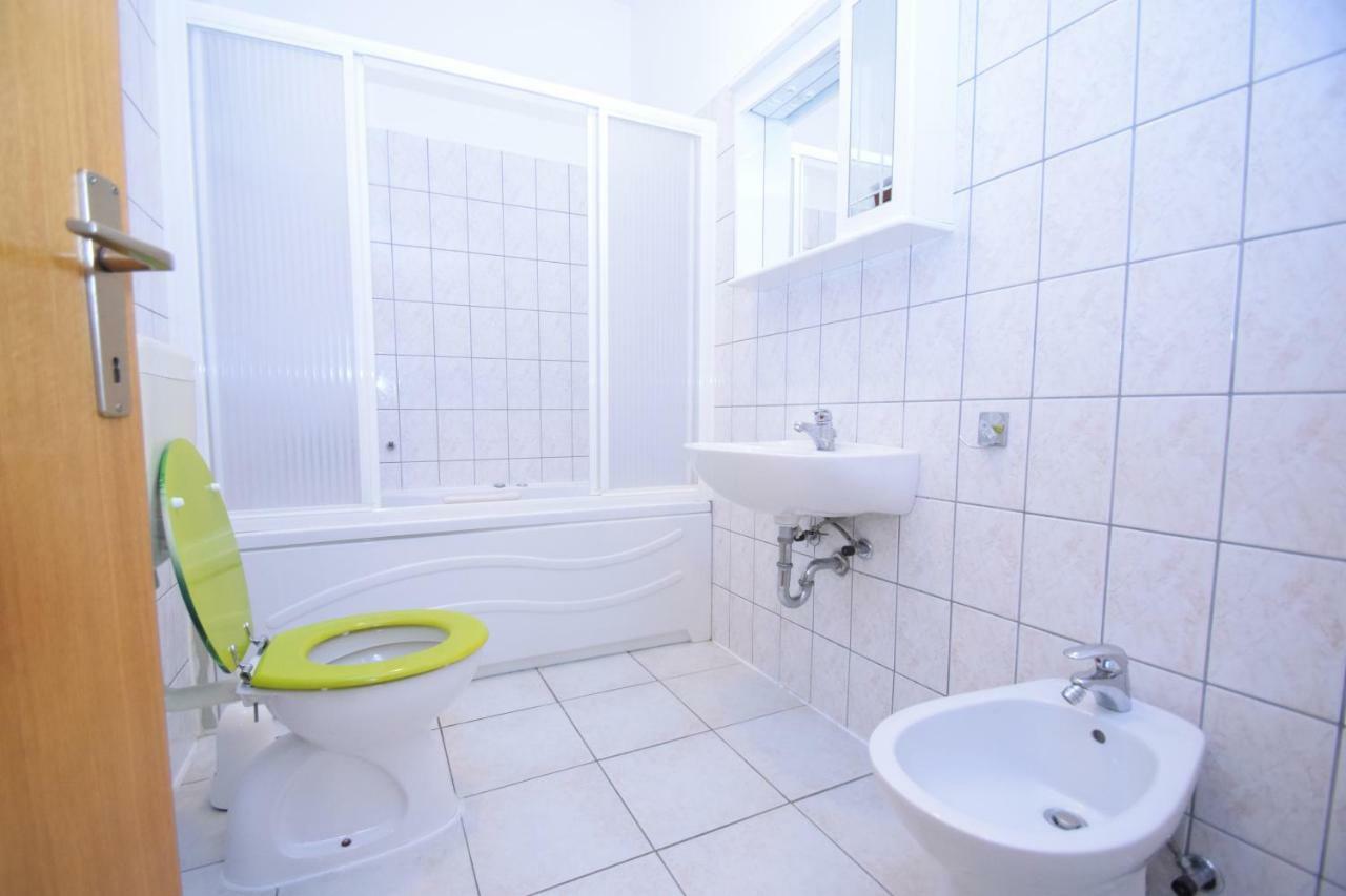 Apartments Nina Starigrad Paklenica Eksteriør bilde