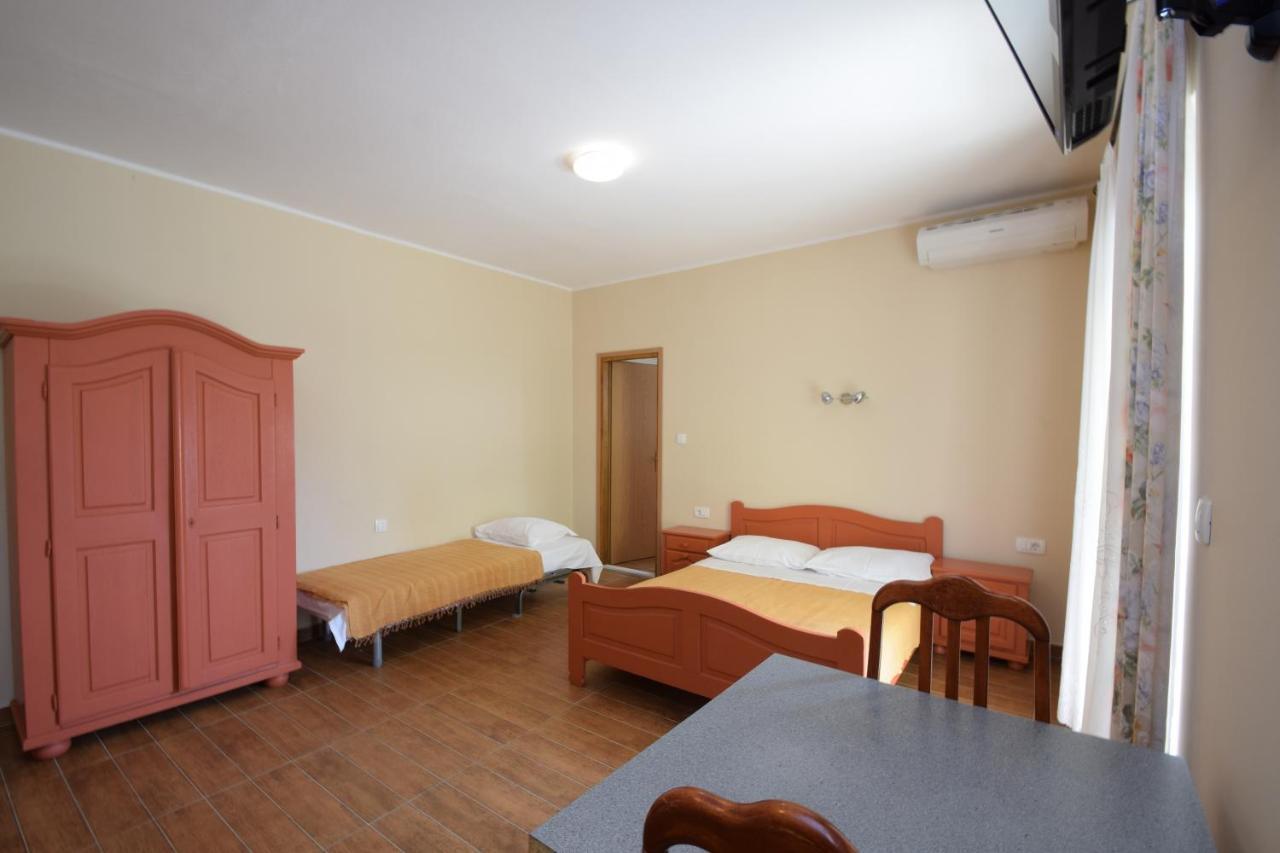 Apartments Nina Starigrad Paklenica Eksteriør bilde